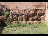 04368 ostia - regio i - insula viii - botteghe (i,viii,10) - raum 5 - nordwand - tufa blocks - 09-2022.jpg